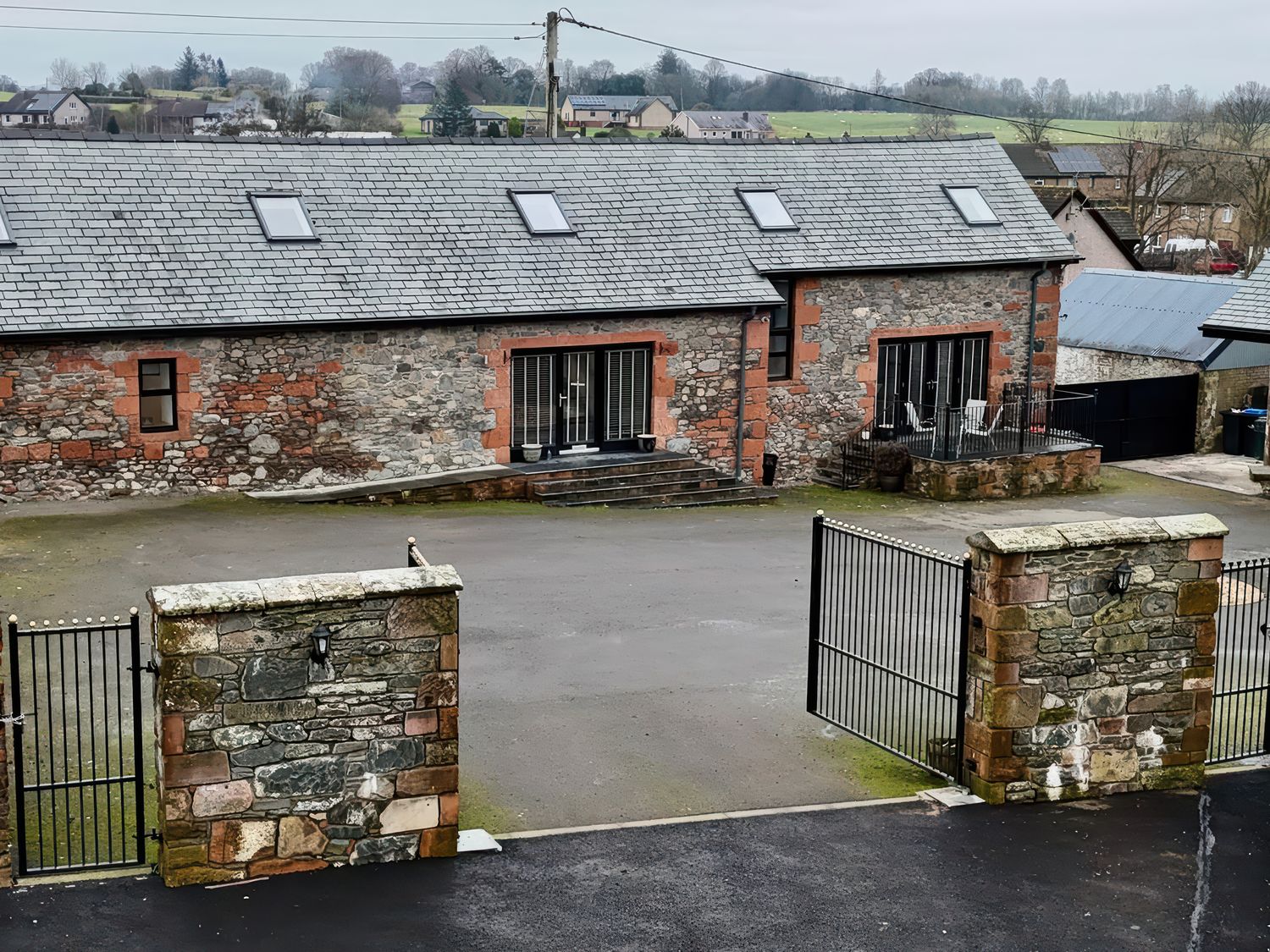 The Steading nr Dumfries, Dumfries and Galloway. Hot tub. Smart TV. Pet-friendly. Open plan. Cinema.