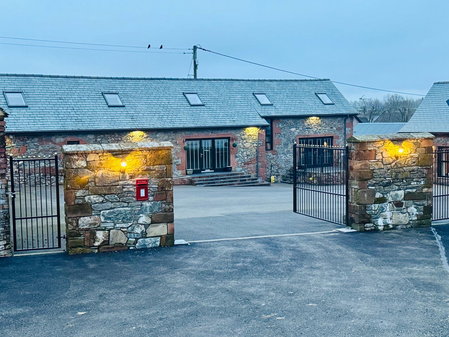 The Steading nr Dumfries, Dumfries and Galloway. Hot tub. Smart TV. Pet-friendly. Open plan. Cinema.