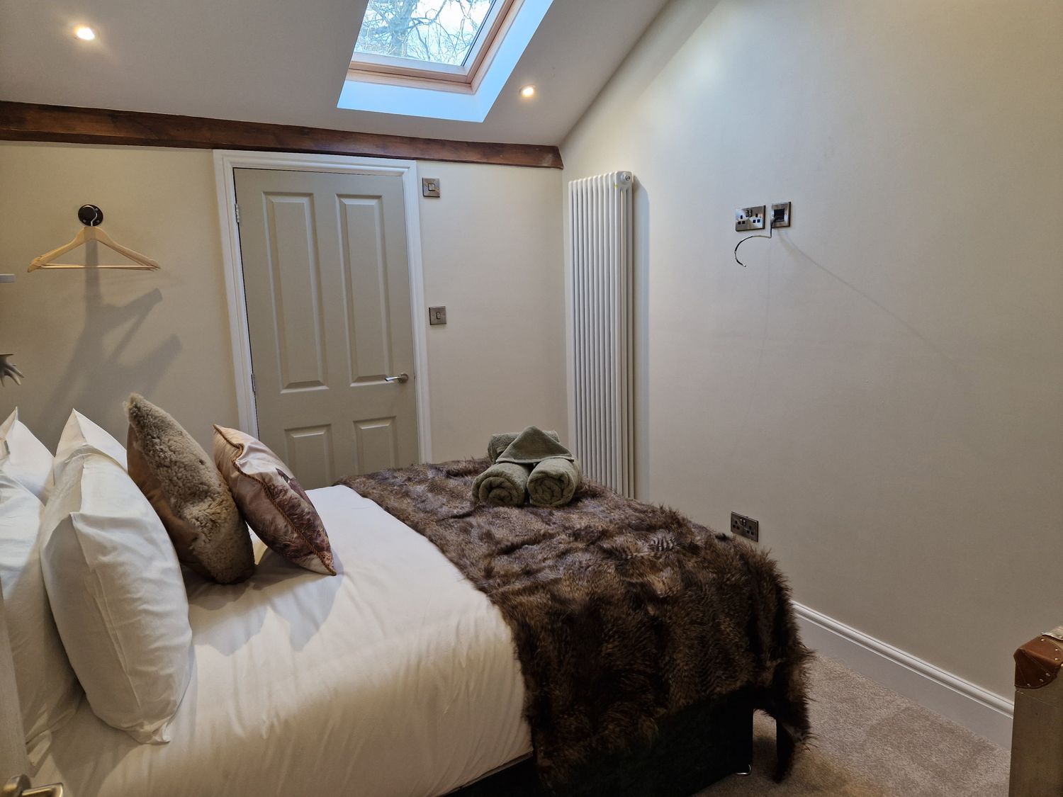 8 Coach House is near Garstang, Lancashire. Three-bedroom barn conversion with hot tub. Contemporary