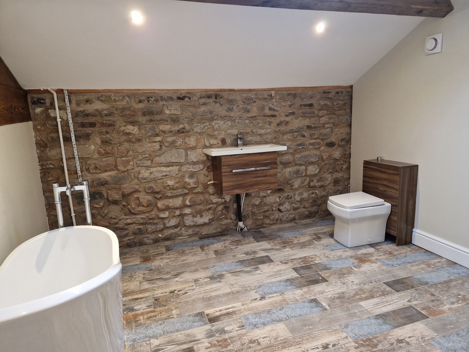 8 Coach House is near Garstang, Lancashire. Three-bedroom barn conversion with hot tub. Contemporary