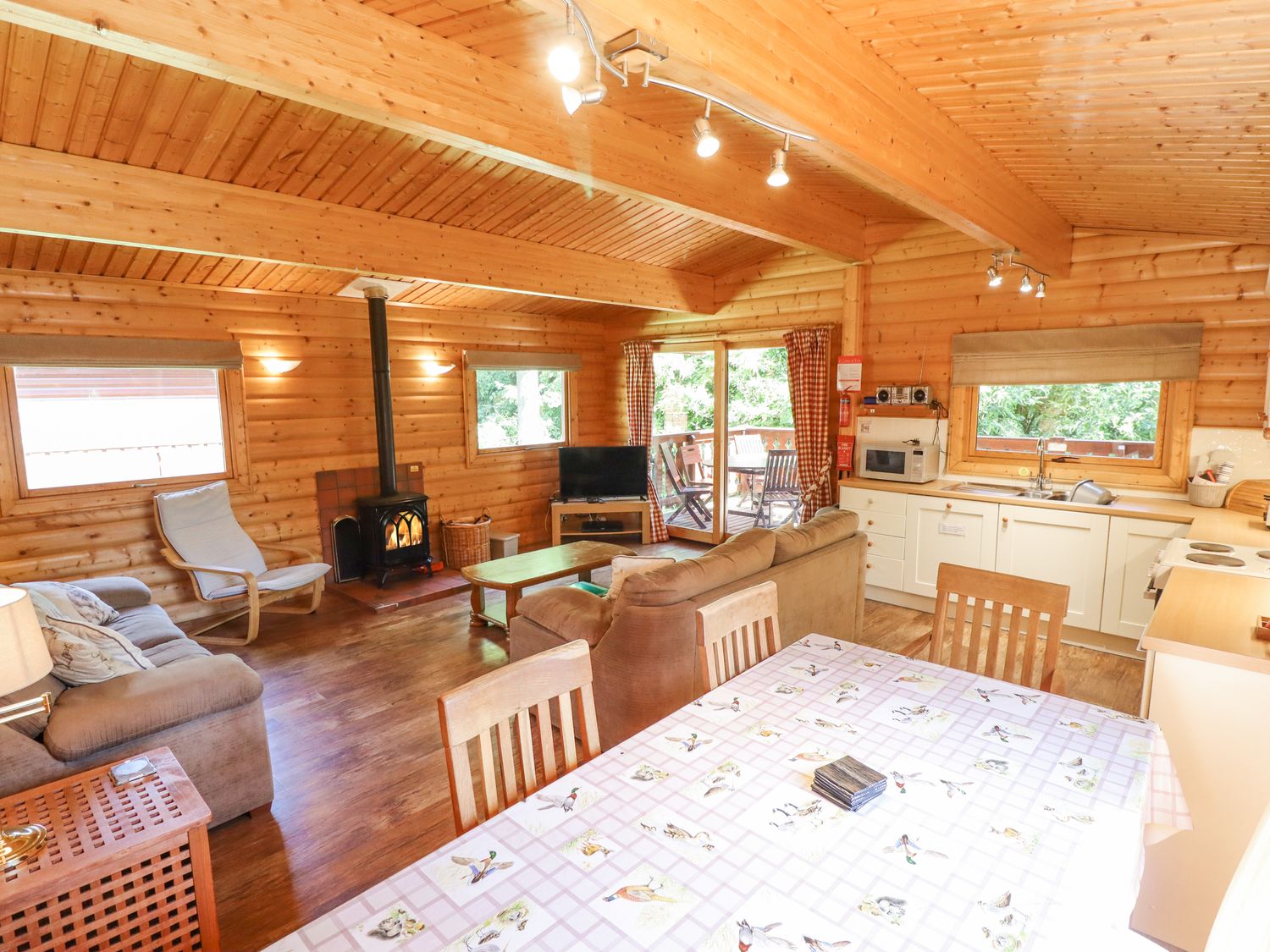 64 Acorn Lodge Kenwick Park, Louth, Lincolnshire. Hot tub. Woodburning stove. Off-road parking for 2