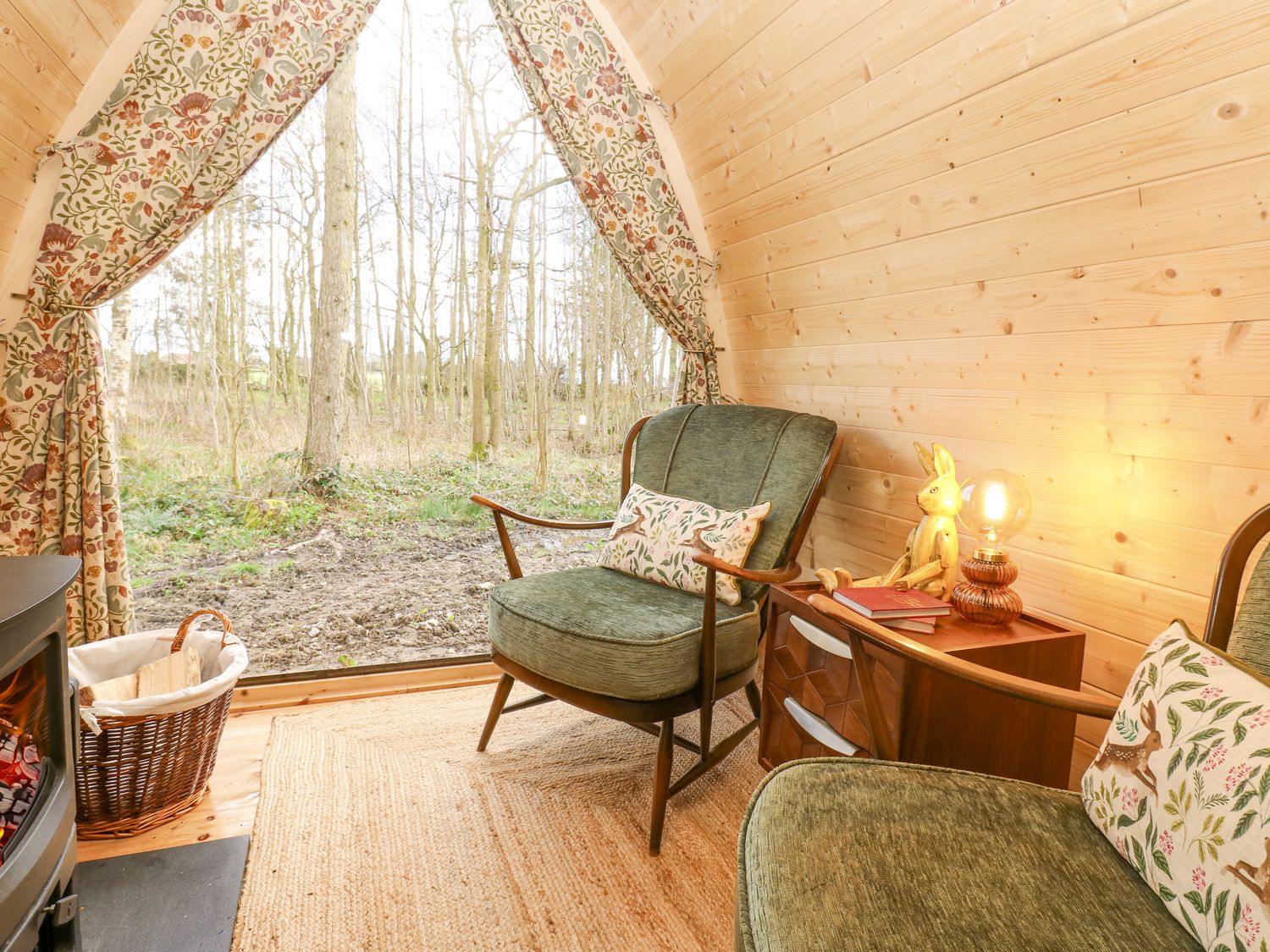 The Leveret, Eppleby, Richmondshire. Countryside views. Hot tub. Woodburning stove. Off-road parking
