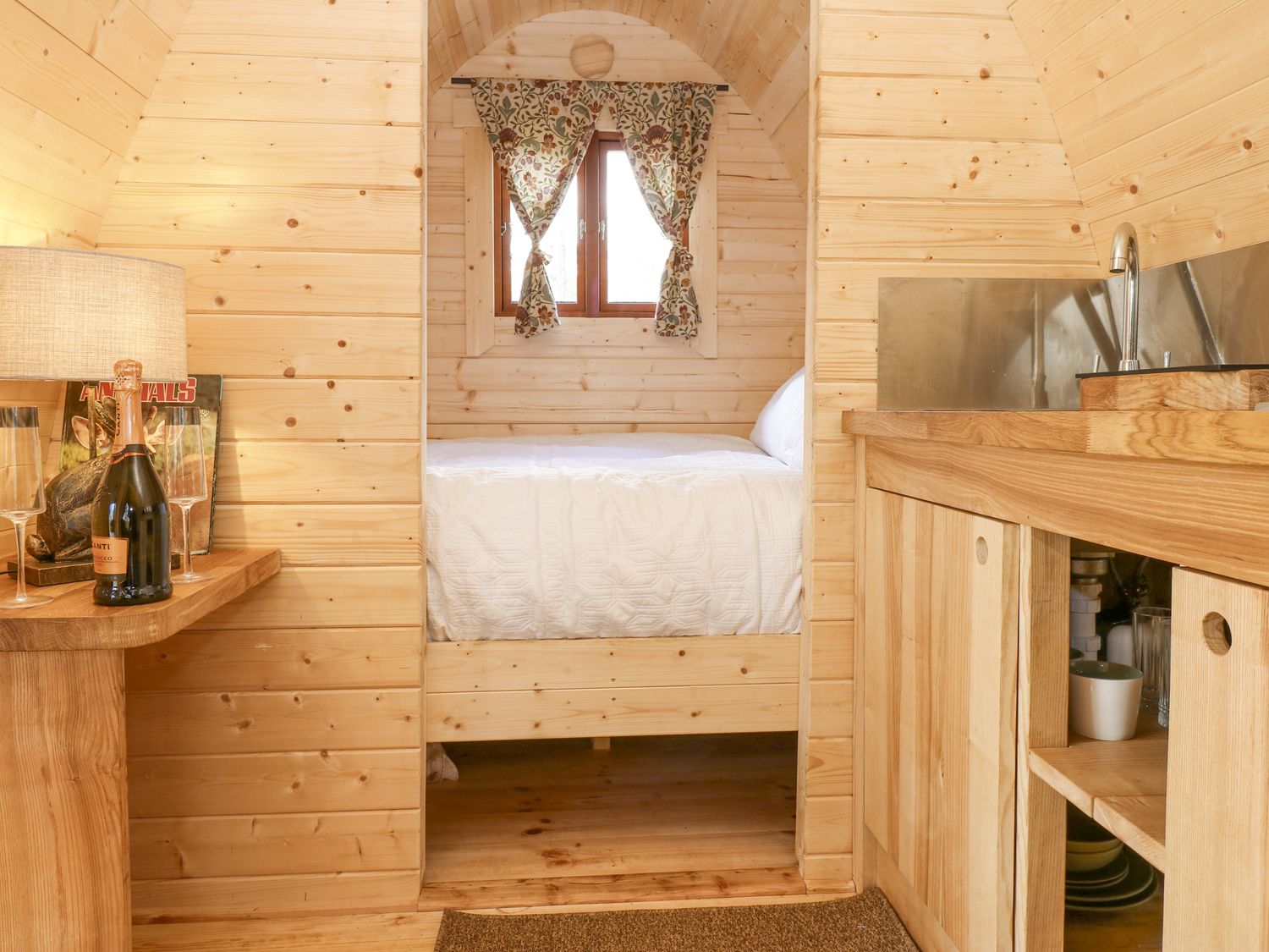 The Leveret, Eppleby, Richmondshire. Countryside views. Hot tub. Woodburning stove. Off-road parking