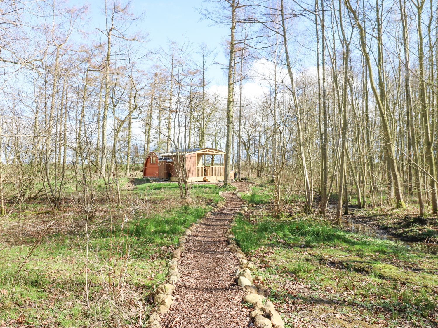 The Leveret, Eppleby, Richmondshire. Countryside views. Hot tub. Woodburning stove. Off-road parking