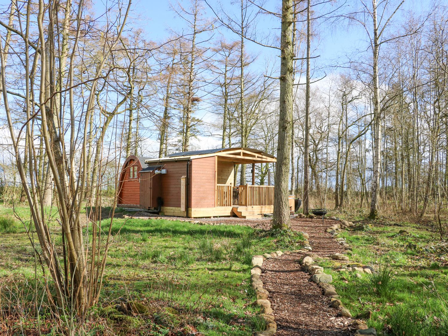 The Leveret, Eppleby, Richmondshire. Countryside views. Hot tub. Woodburning stove. Off-road parking