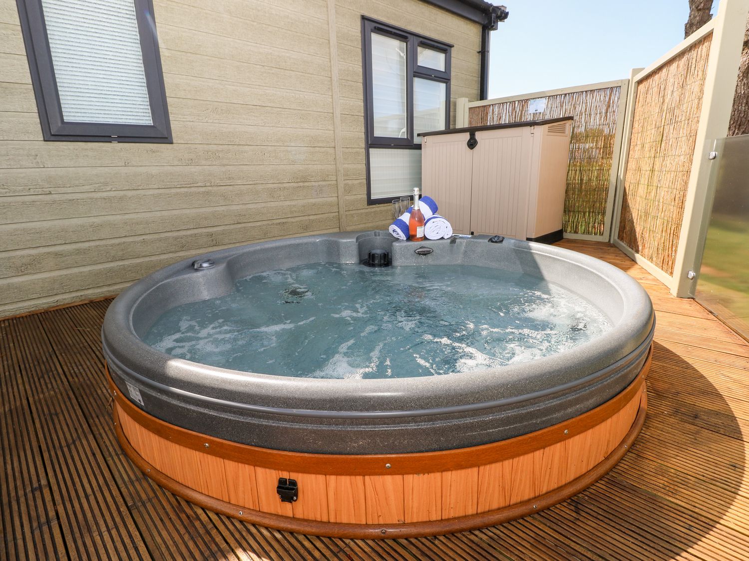 Beechwood Lodge, Hasguard Cross, Broad Haven, Pembrokeshire. Hot tub. In a National Park. Open plan.