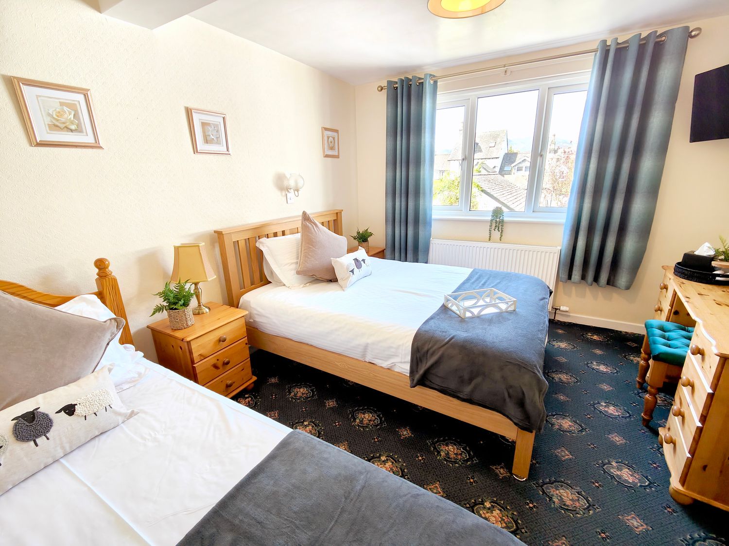The Paddock in Keswick, Cumbria. In a National Park. En-suite bedrooms. Off-road parking. Near lake.