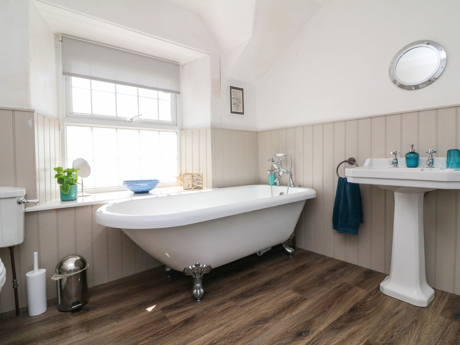 Puffin House, Hartland, Devon. 3-bedrooms. Remote situation. Farmhouse. Pet-friendly. Hot tub. WiFi.