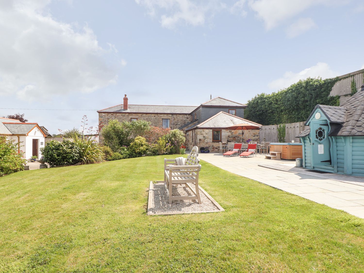 Riviera House, is in Hayle, Cornwall. Off-road parking. Close to amenities and a beach. Games room. 