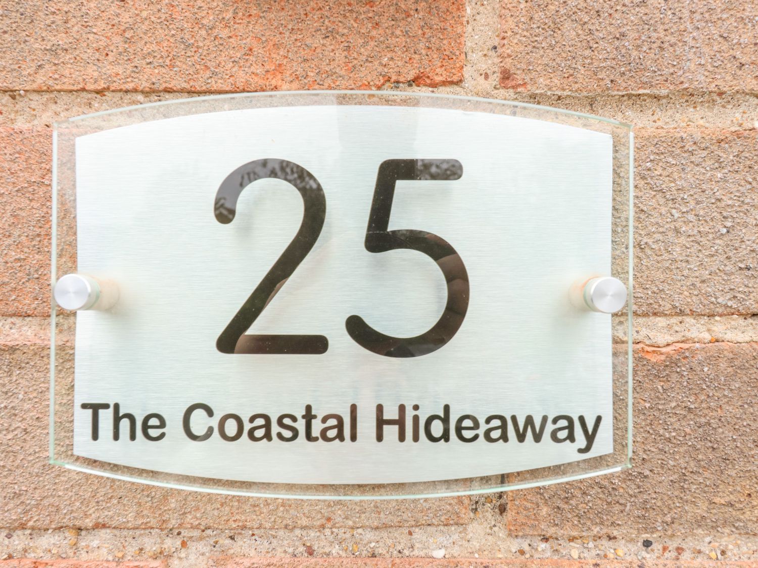 The Coastal Hideaway, Hornsea, East Riding of Yorkshire. Off-road parking. Couples. Romantic. Garden
