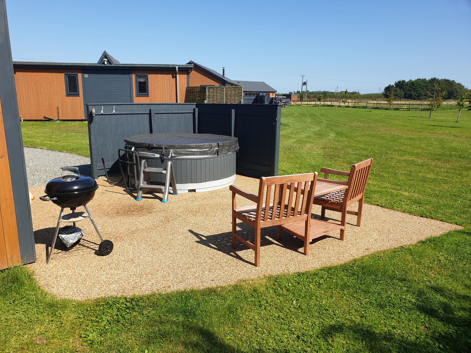 Madagascar, Fitling near Burton Pidsea, East Riding of Yorkshire. Hot tub. Smart TV. Child-friendly.