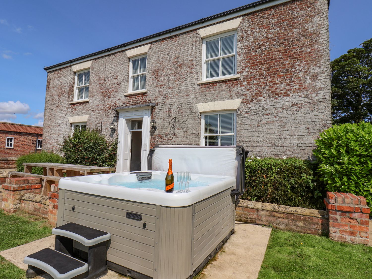 The Grange is in Flamborough, Yorkshire. Near a National Park. Close to amenities. En-suite bedrooms