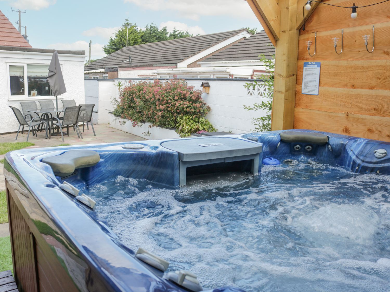 Branwen, Talacre, Flintshire. Hot tub. Close to a beach. Close to amenities. Off-road parking. 4bed.
