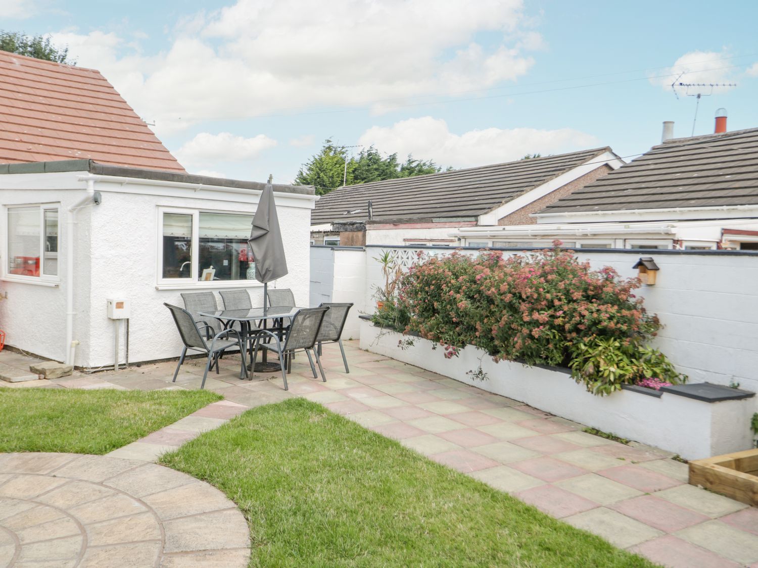 Branwen, Talacre, Flintshire. Hot tub. Close to a beach. Close to amenities. Off-road parking. 4bed.