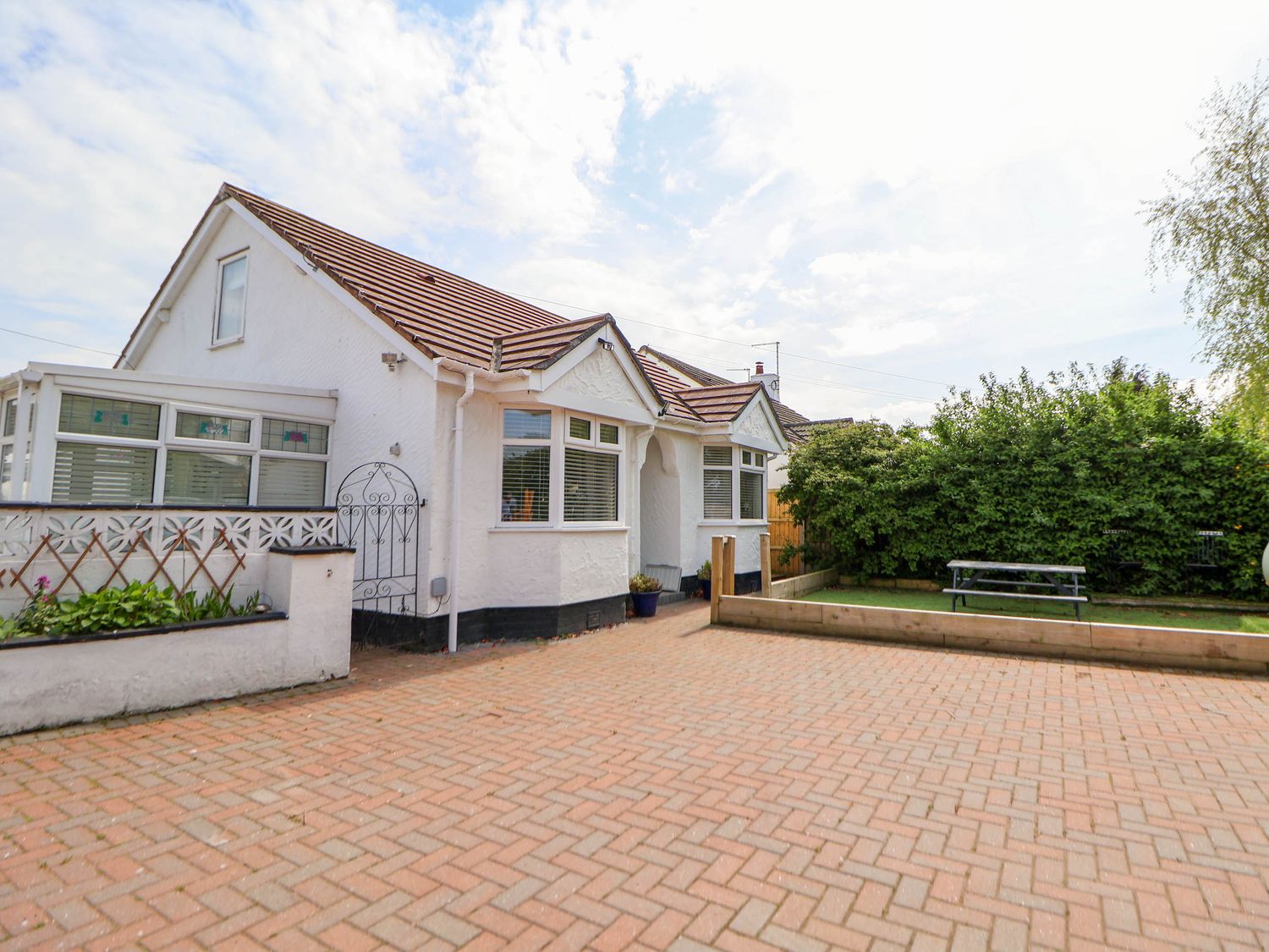 Branwen, Talacre, Flintshire. Hot tub. Close to a beach. Close to amenities. Off-road parking. 4bed.