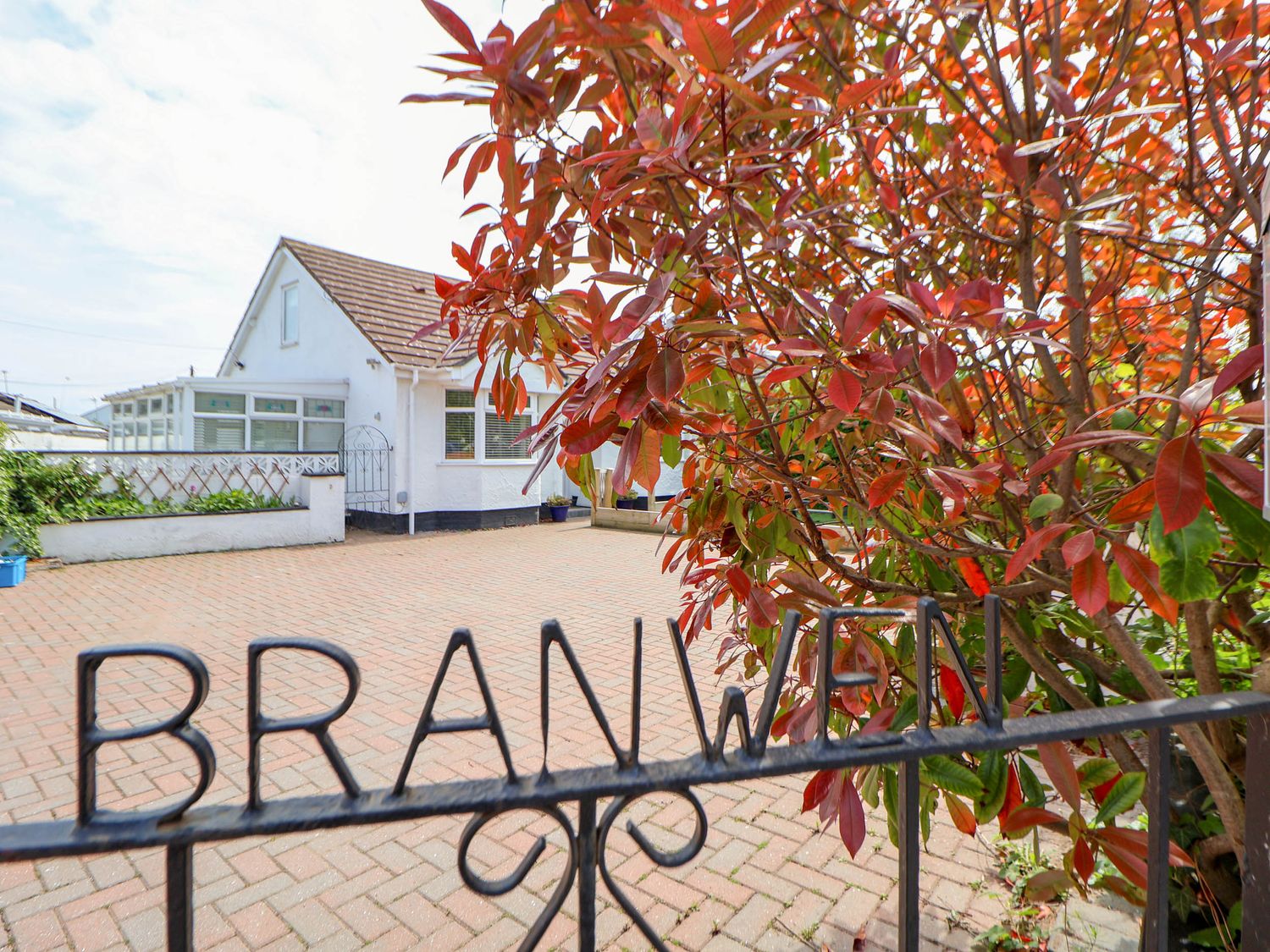 Branwen, Talacre, Flintshire. Hot tub. Close to a beach. Close to amenities. Off-road parking. 4bed.