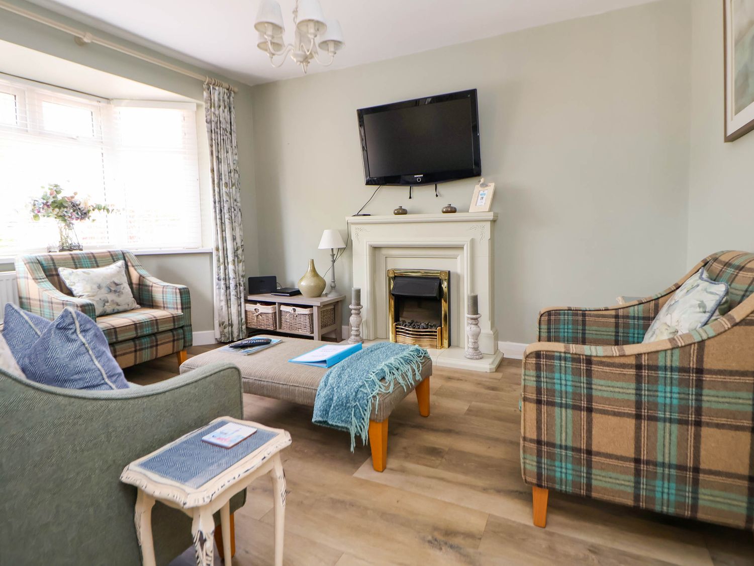 Branwen, Talacre, Flintshire. Hot tub. Close to a beach. Close to amenities. Off-road parking. 4bed.