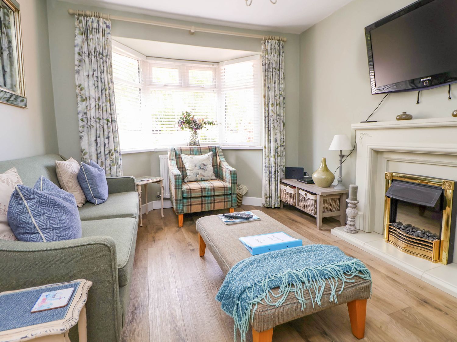 Branwen, Talacre, Flintshire. Hot tub. Close to a beach. Close to amenities. Off-road parking. 4bed.