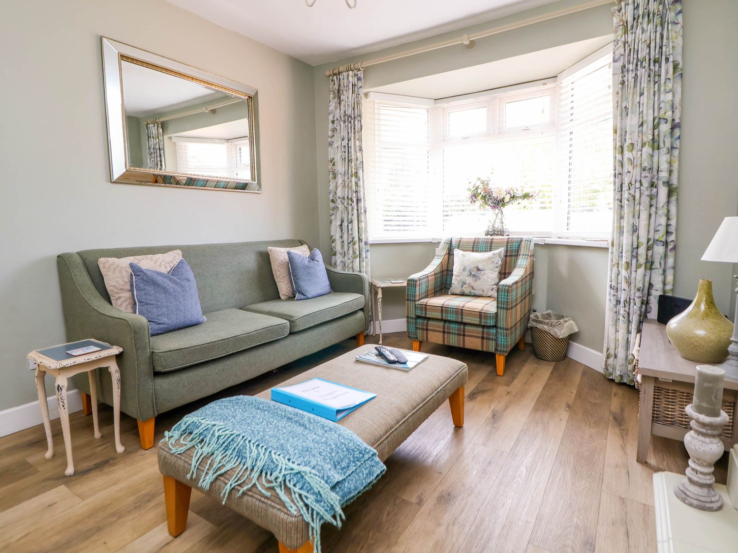 Branwen, Talacre, Flintshire. Hot tub. Close to a beach. Close to amenities. Off-road parking. 4bed.