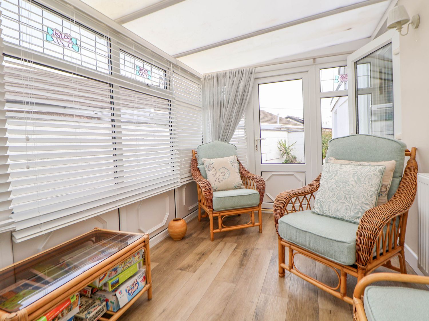 Branwen, Talacre, Flintshire. Hot tub. Close to a beach. Close to amenities. Off-road parking. 4bed.