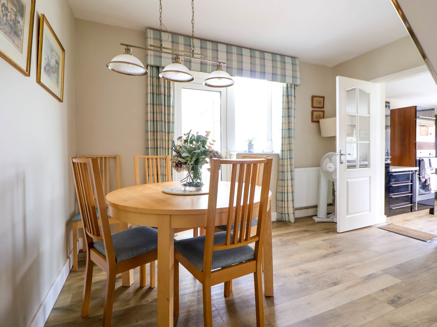 Branwen, Talacre, Flintshire. Hot tub. Close to a beach. Close to amenities. Off-road parking. 4bed.