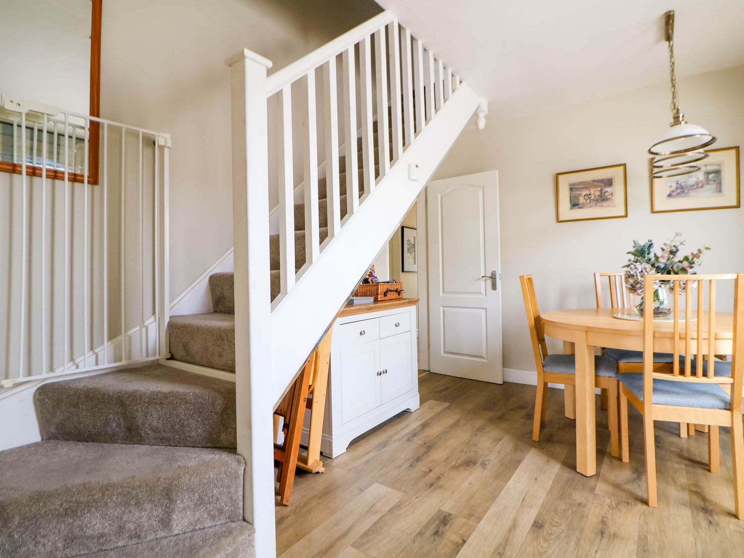 Branwen, Talacre, Flintshire. Hot tub. Close to a beach. Close to amenities. Off-road parking. 4bed.