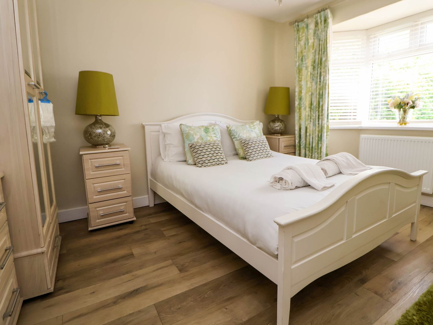 Branwen, Talacre, Flintshire. Hot tub. Close to a beach. Close to amenities. Off-road parking. 4bed.
