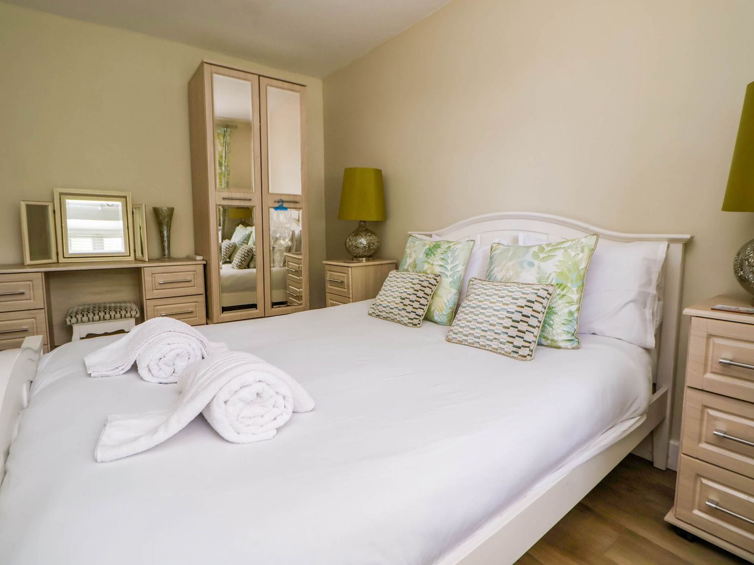 Branwen, Talacre, Flintshire. Hot tub. Close to a beach. Close to amenities. Off-road parking. 4bed.