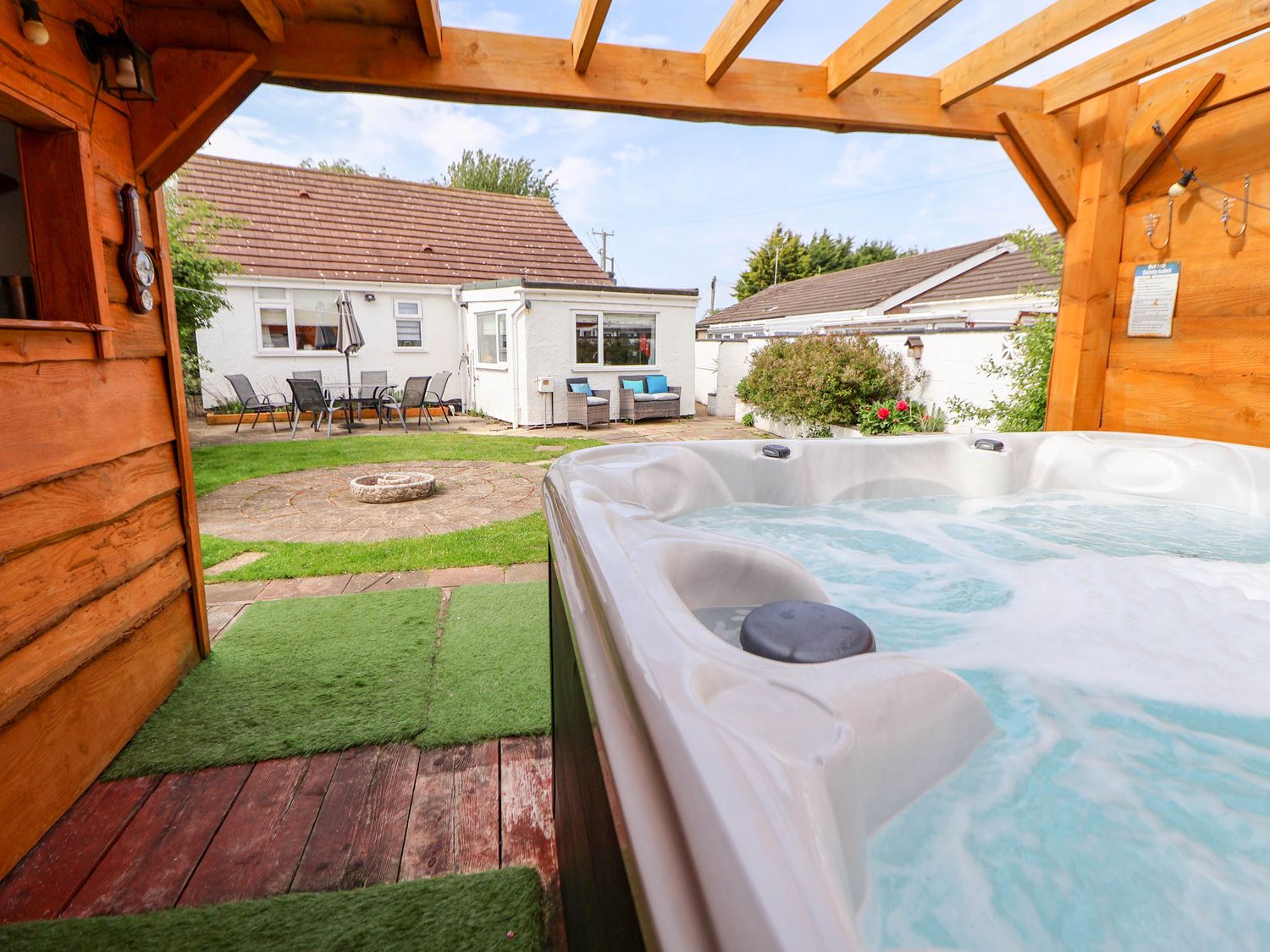 Branwen, Talacre, Flintshire. Hot tub. Close to a beach. Close to amenities. Off-road parking. 4bed.