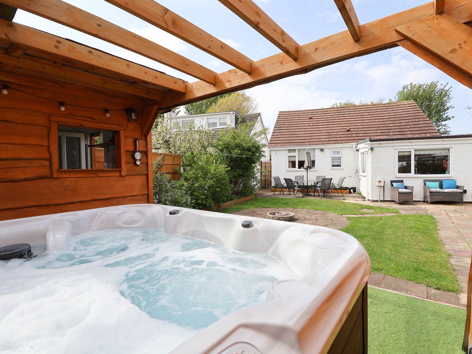 Branwen, Talacre, Flintshire. Hot tub. Close to a beach. Close to amenities. Off-road parking. 4bed.