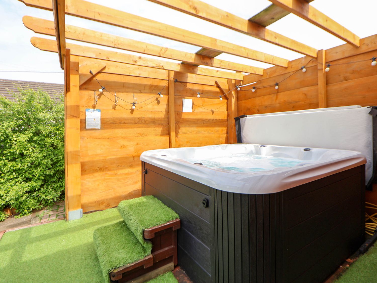 Branwen, Talacre, Flintshire. Hot tub. Close to a beach. Close to amenities. Off-road parking. 4bed.