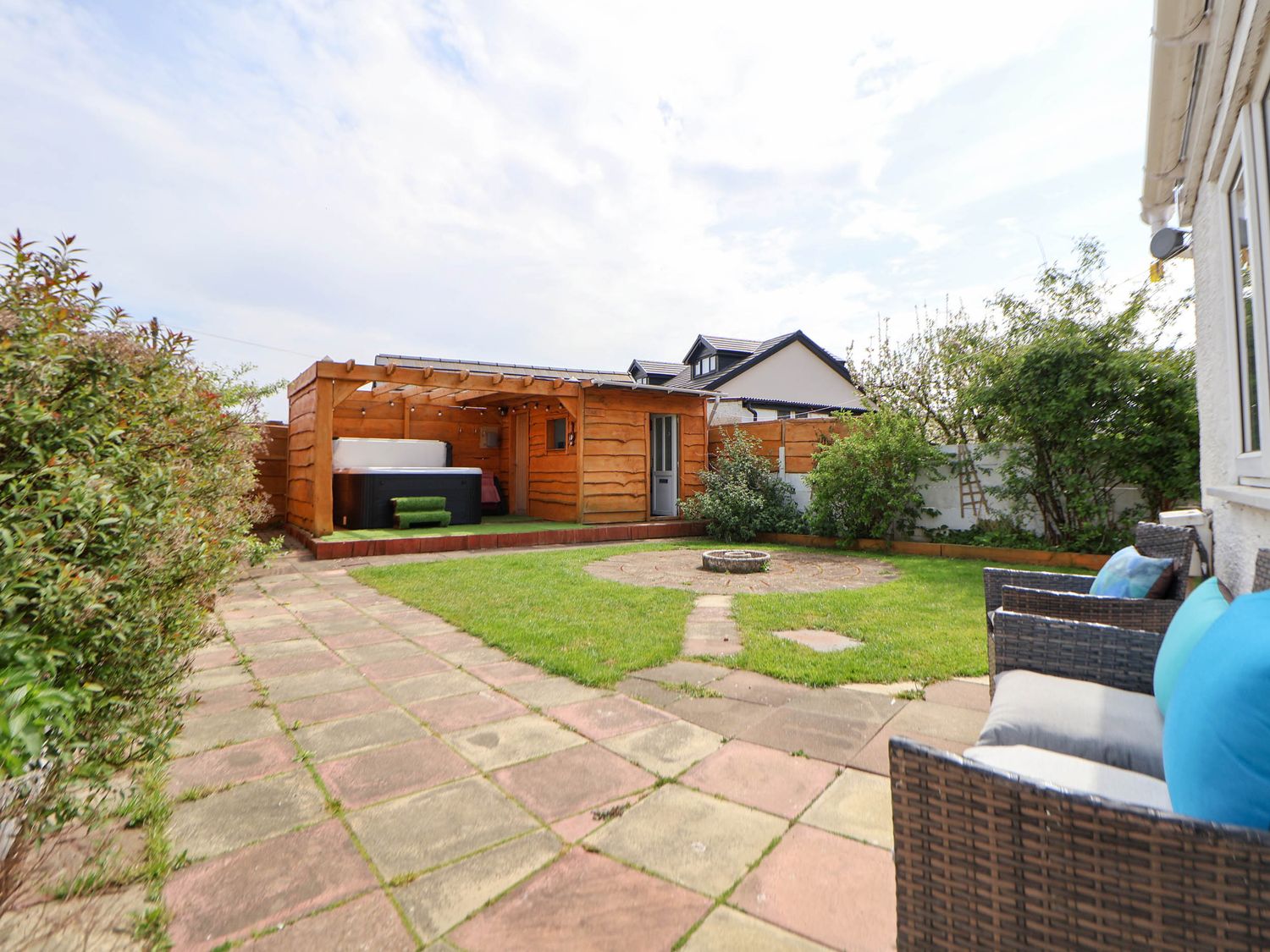 Branwen, Talacre, Flintshire. Hot tub. Close to a beach. Close to amenities. Off-road parking. 4bed.