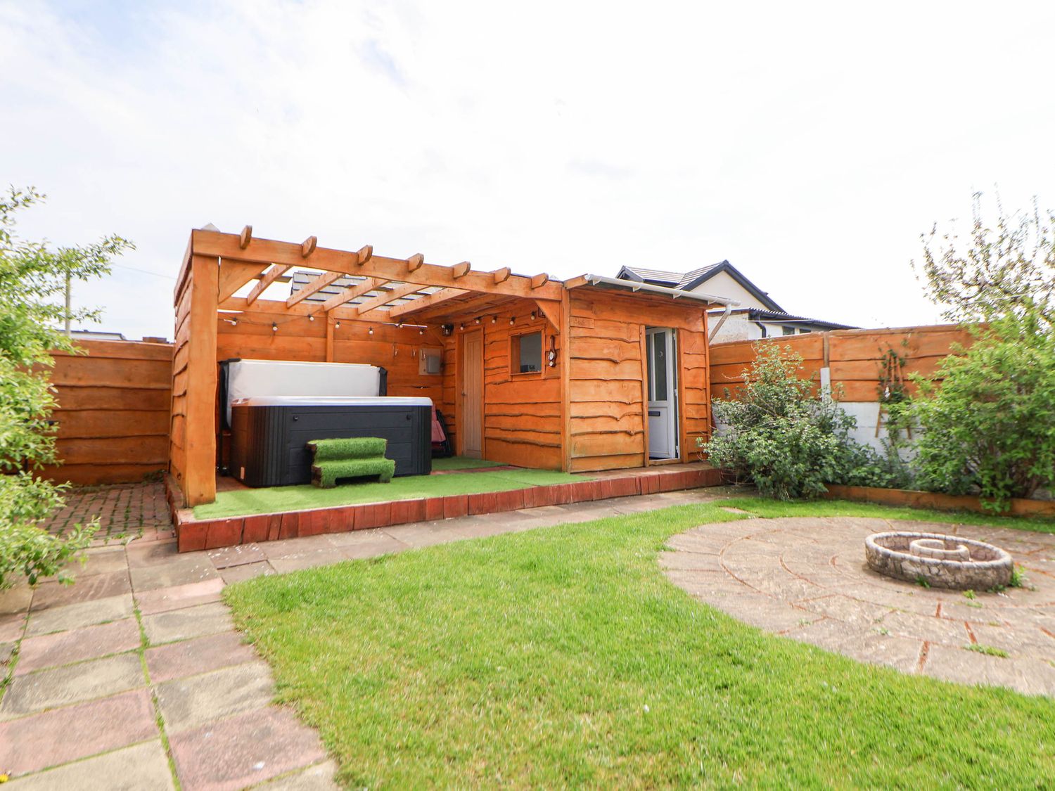 Branwen, Talacre, Flintshire. Hot tub. Close to a beach. Close to amenities. Off-road parking. 4bed.