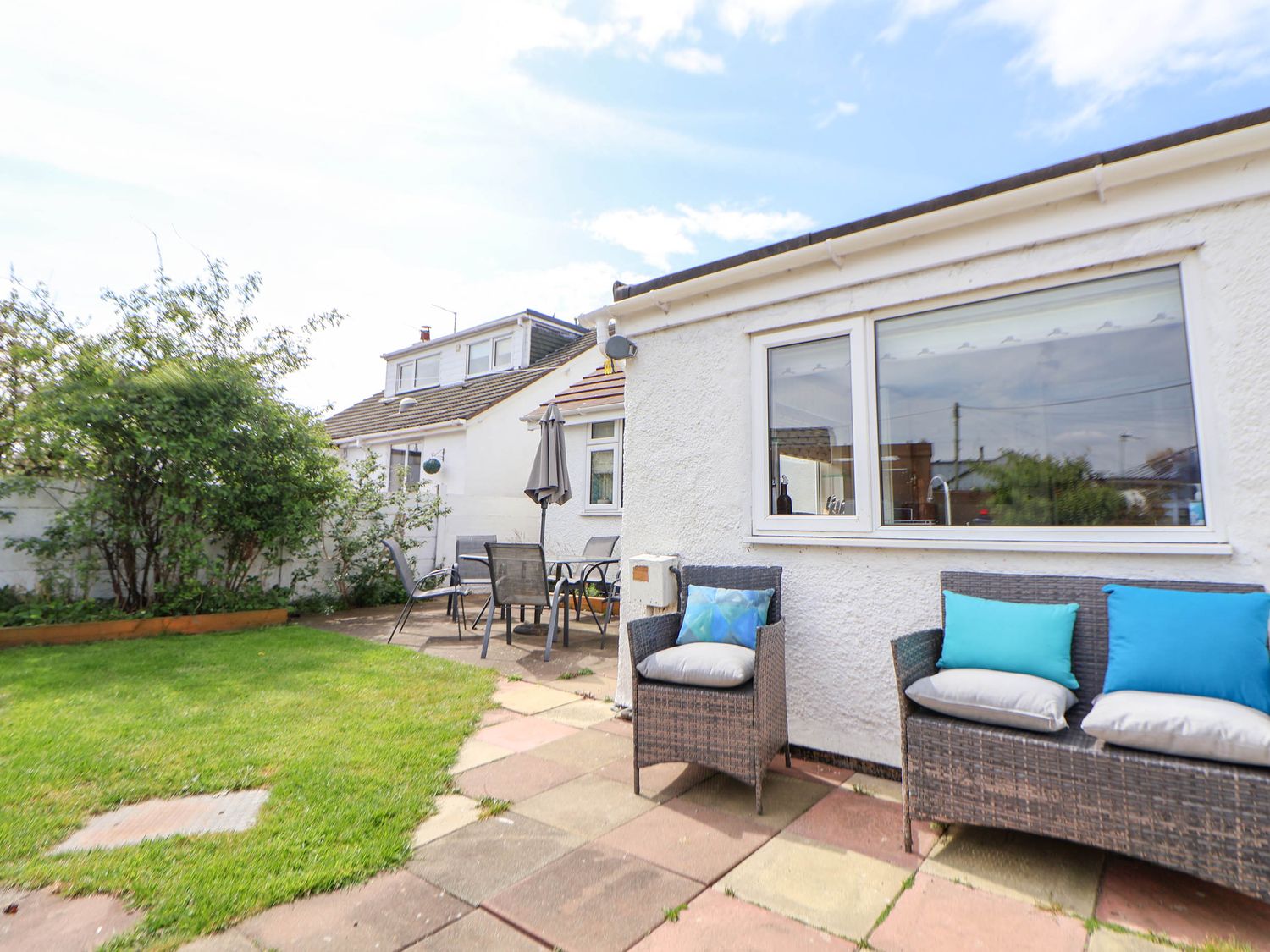 Branwen, Talacre, Flintshire. Hot tub. Close to a beach. Close to amenities. Off-road parking. 4bed.