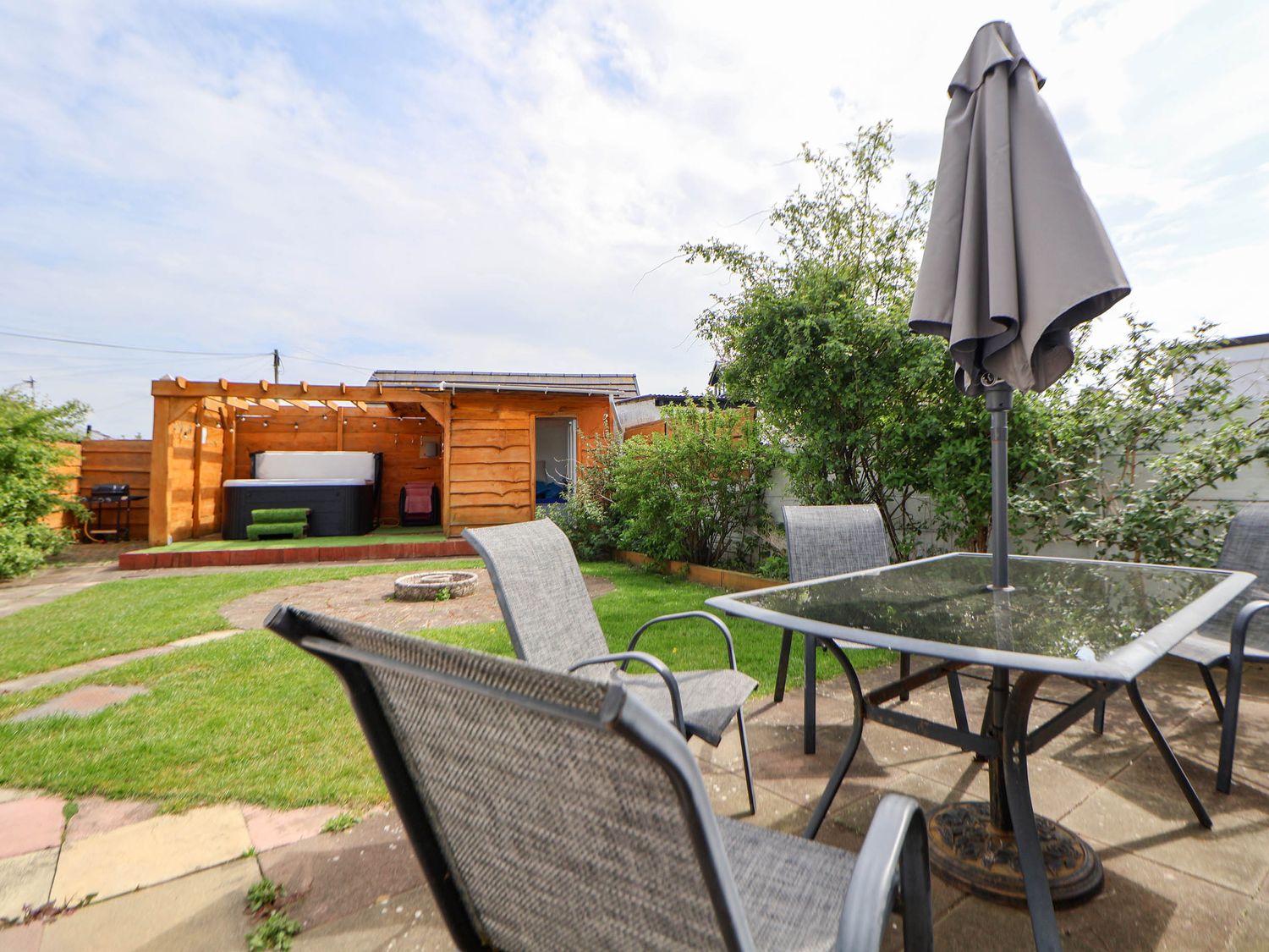 Branwen, Talacre, Flintshire. Hot tub. Close to a beach. Close to amenities. Off-road parking. 4bed.