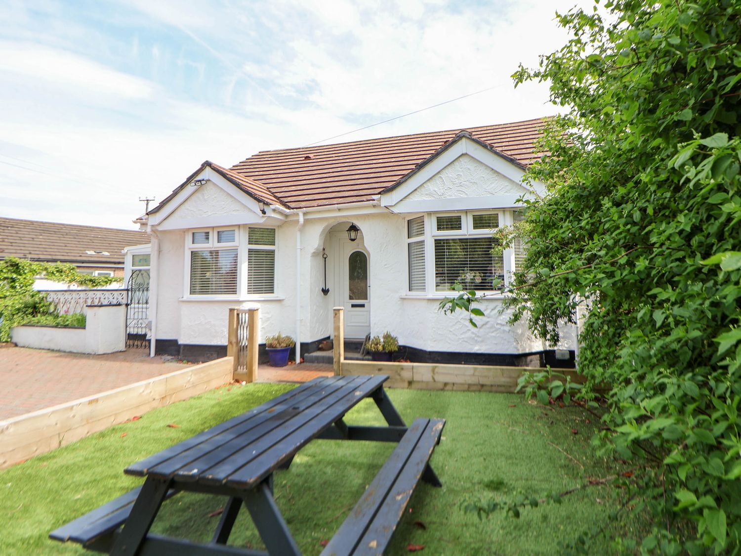 Branwen, Talacre, Flintshire. Hot tub. Close to a beach. Close to amenities. Off-road parking. 4bed.