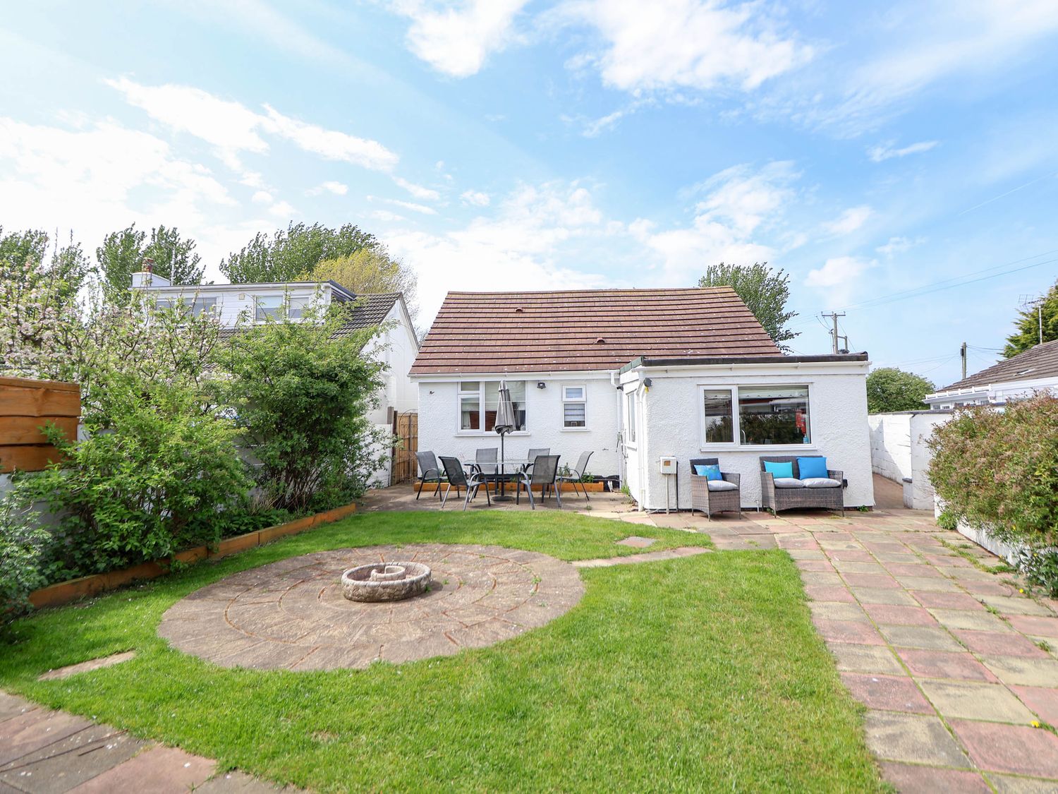Branwen, Talacre, Flintshire. Hot tub. Close to a beach. Close to amenities. Off-road parking. 4bed.