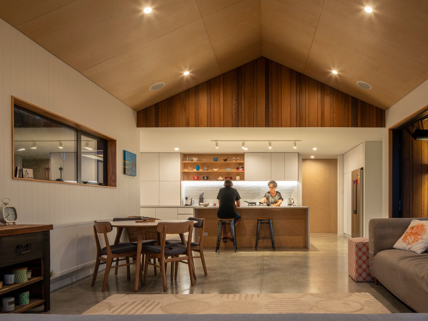 Twin Peaks Beach House - New Plymouth Holiday Home                     photo 2