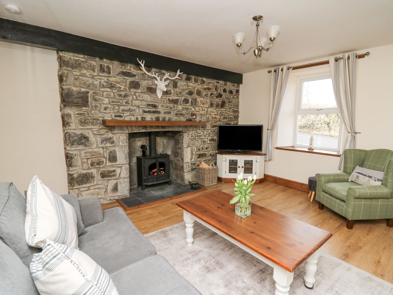 Towyn Hall, New Quay, Sir Ceredigion. Detached. Woodburning stove. Enclosed patio with garden. WiFi.
