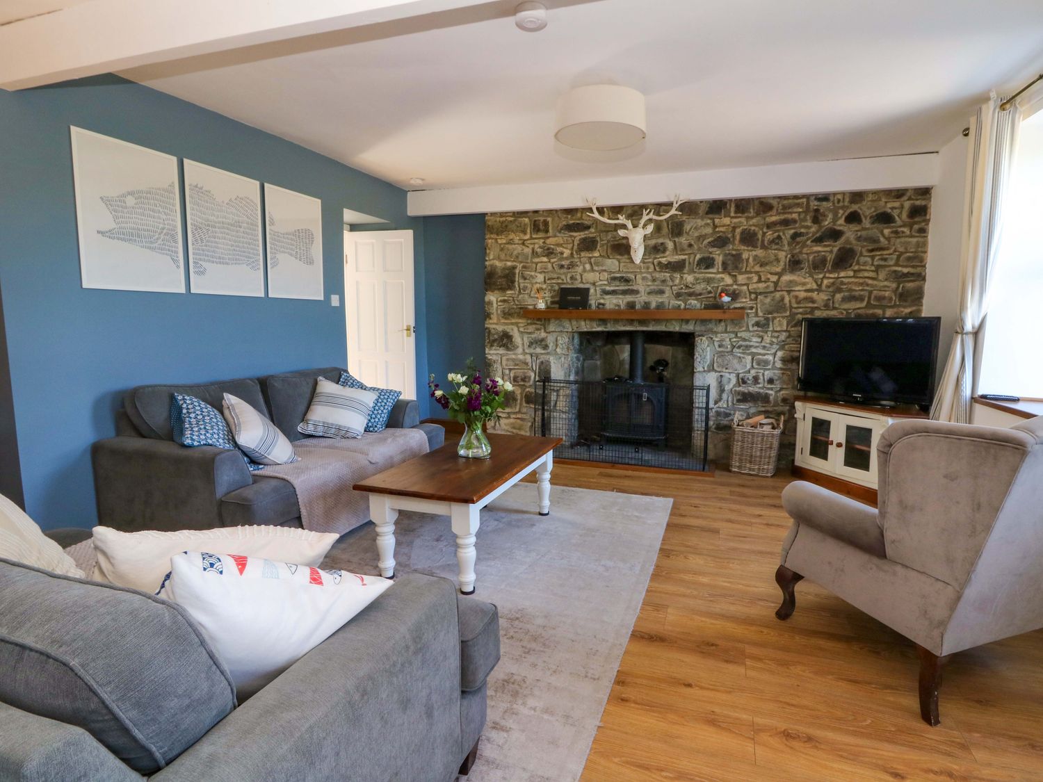 Towyn Hall, New Quay, Sir Ceredigion. Detached. Woodburning stove. Enclosed patio with garden. WiFi.