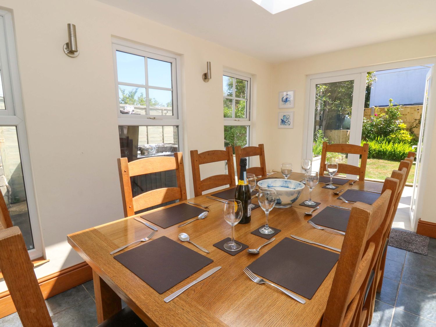 Towyn Hall, New Quay, Sir Ceredigion. Detached. Woodburning stove. Enclosed patio with garden. WiFi.