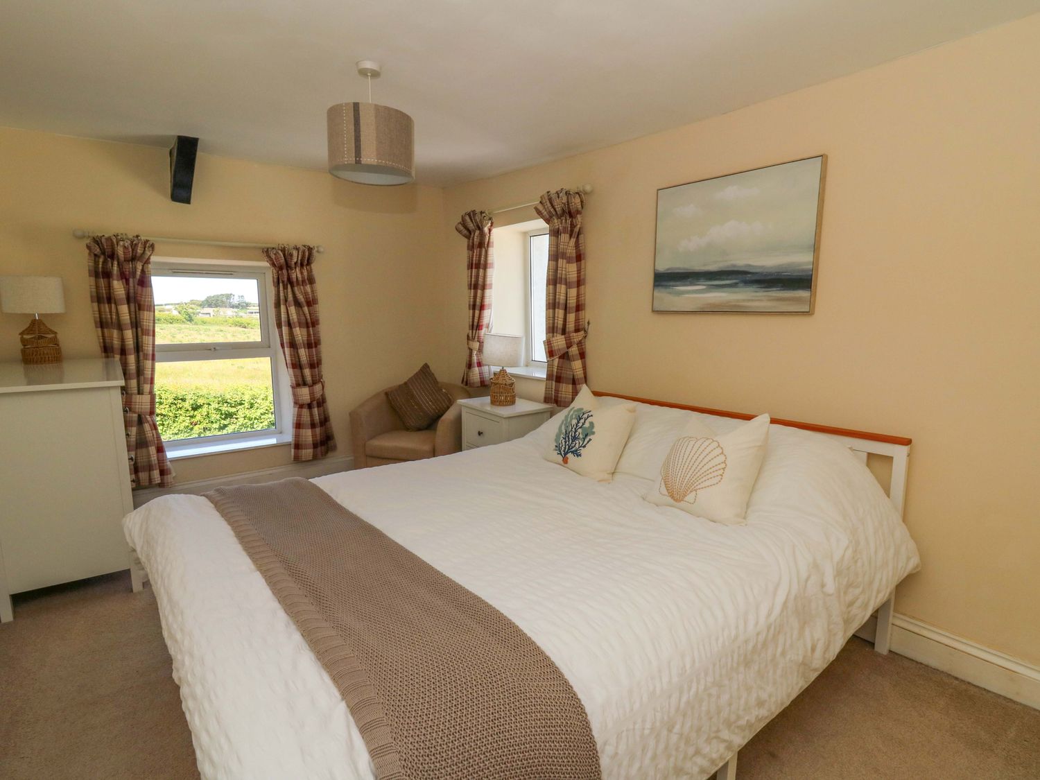 Towyn Hall, New Quay, Sir Ceredigion. Detached. Woodburning stove. Enclosed patio with garden. WiFi.