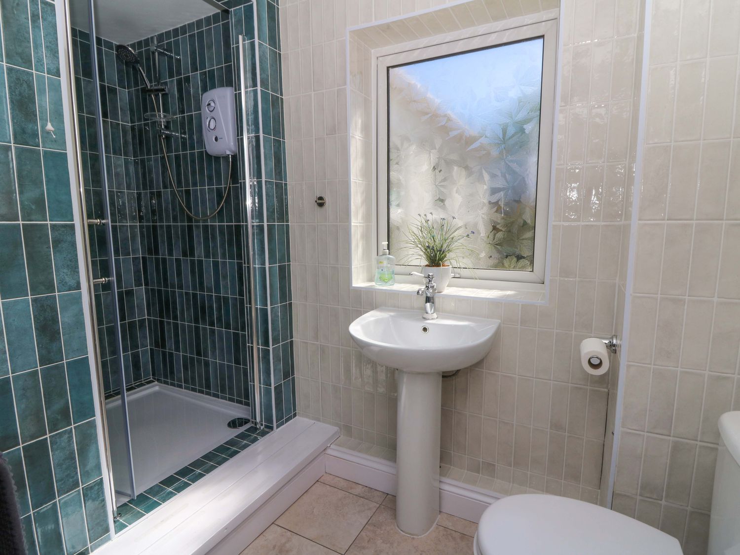 Towyn Hall, New Quay, Sir Ceredigion. Detached. Woodburning stove. Enclosed patio with garden. WiFi.