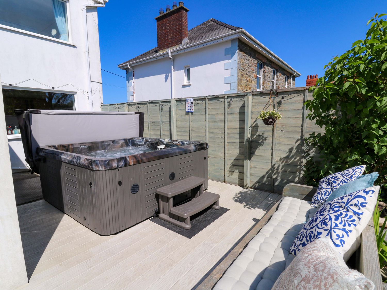 Towyn Hall, New Quay, Sir Ceredigion. Detached. Woodburning stove. Enclosed patio with garden. WiFi.
