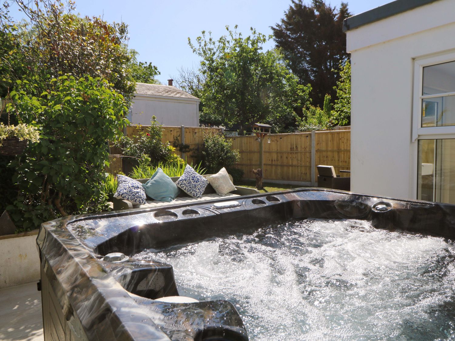 Towyn Hall, New Quay, Sir Ceredigion. Detached. Woodburning stove. Enclosed patio with garden. WiFi.