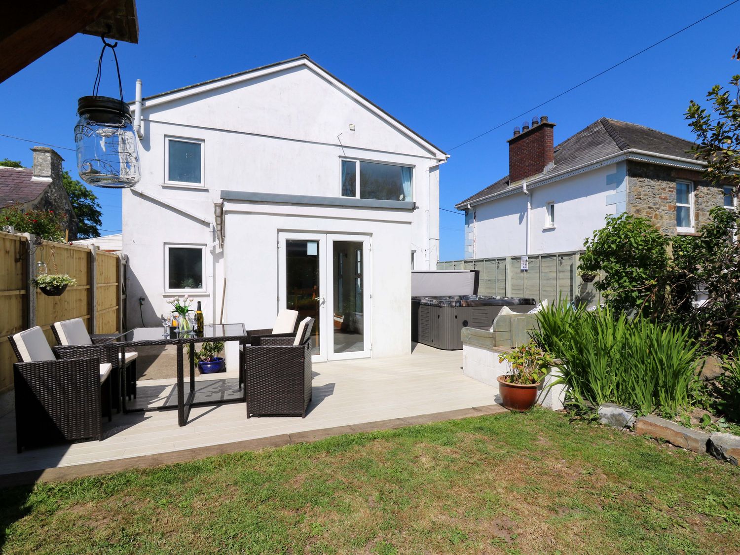 Towyn Hall, New Quay, Sir Ceredigion. Detached. Woodburning stove. Enclosed patio with garden. WiFi.