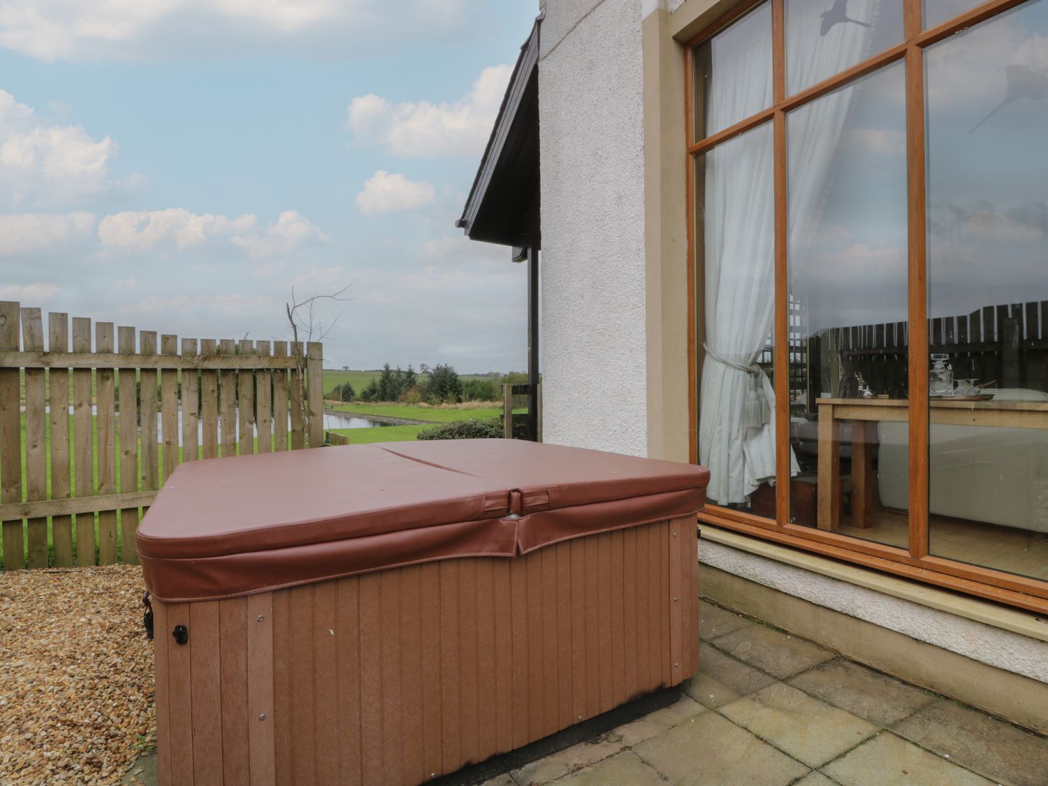 Stag Lodge in Moscow near Galston, East Ayrshire. Hot tub. Woodburning stove. Smart TV. Pet-friendly