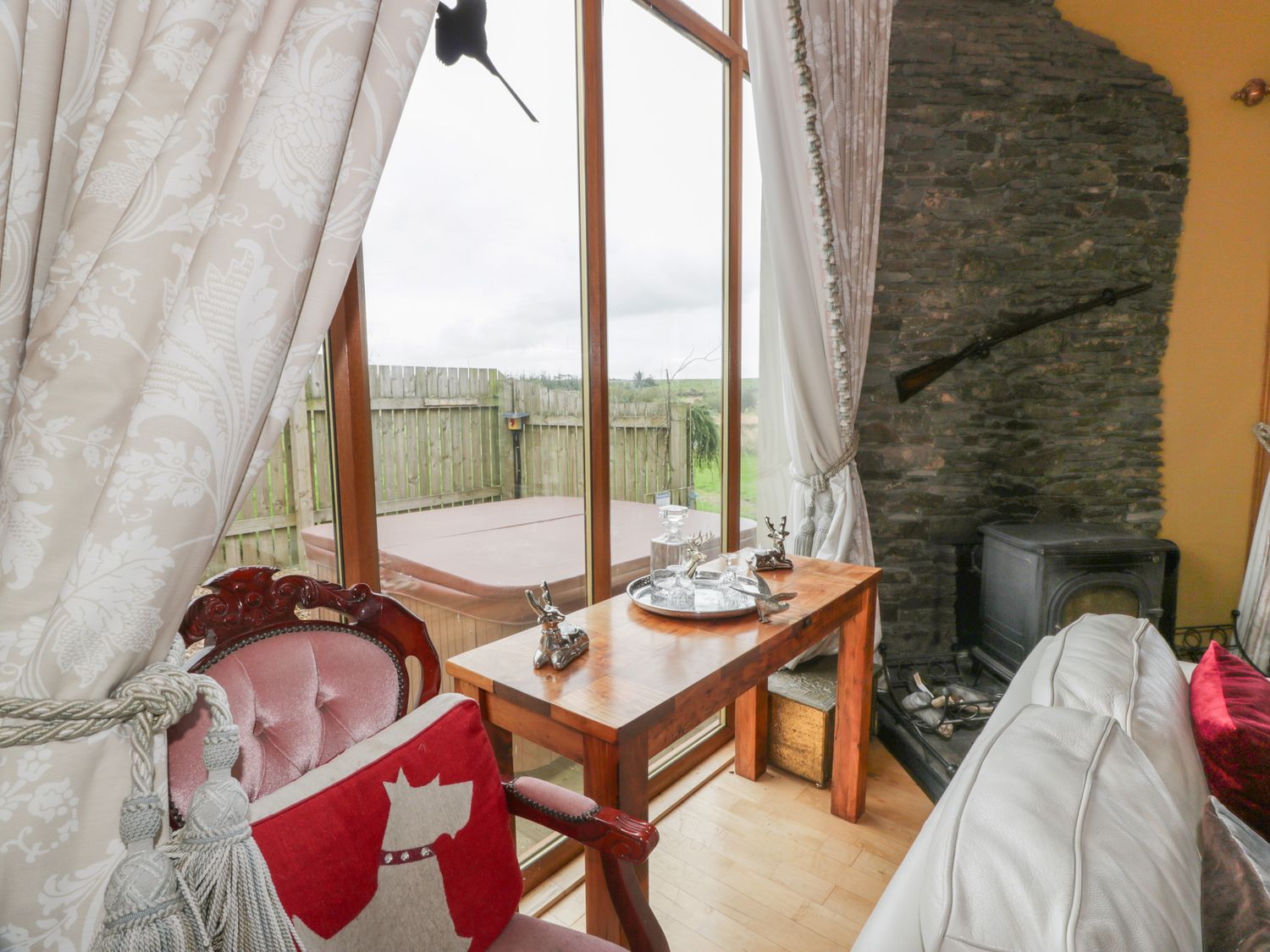 Stag Lodge in Moscow near Galston, East Ayrshire. Hot tub. Woodburning stove. Smart TV. Pet-friendly