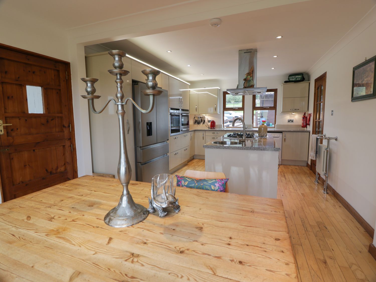 Stag Lodge in Moscow near Galston, East Ayrshire. Hot tub. Woodburning stove. Smart TV. Pet-friendly