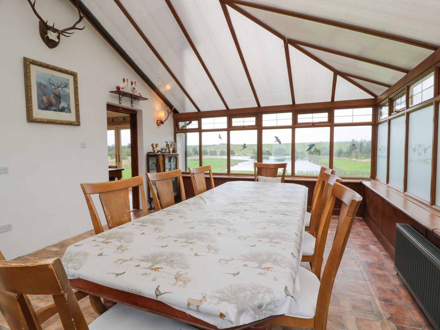 Stag Lodge in Moscow near Galston, East Ayrshire. Hot tub. Woodburning stove. Smart TV. Pet-friendly